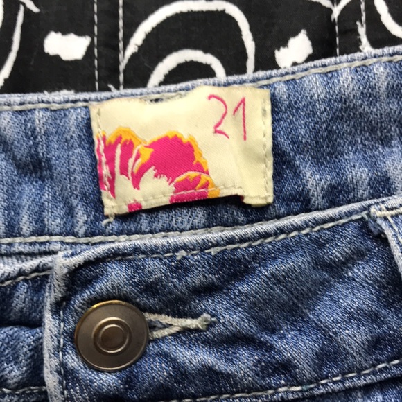 Forever 21 Denim Curvy Shorts - Picture 2 of 3
